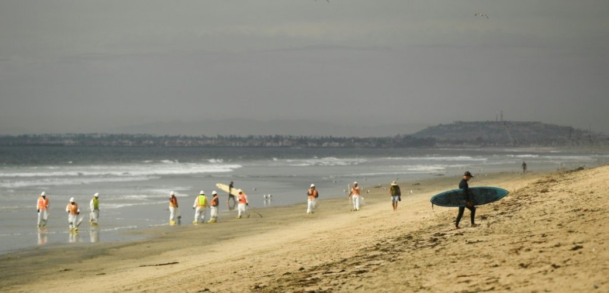 Après la fuite sur un oléoduc californien, "Surf City" broie du noir