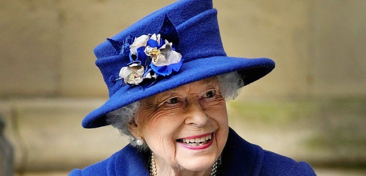 La reine Elizabeth II hospitalisée une nuit pour des "examens préliminaires"