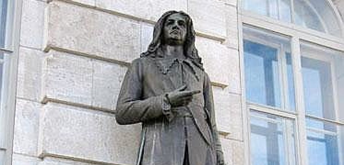 Mortagne-au-Perche. Une statue près de la mairie pour l'un des fondateurs du Québec