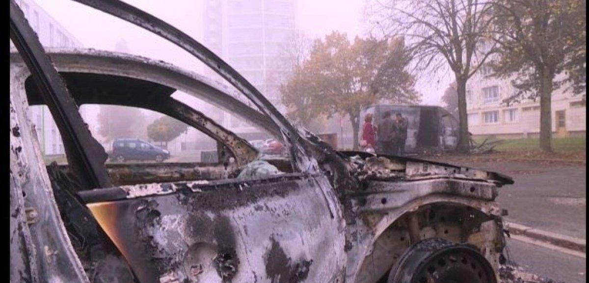 Tirs de mortiers d'artifice et véhicules brûlés durant la nuit à Alençon