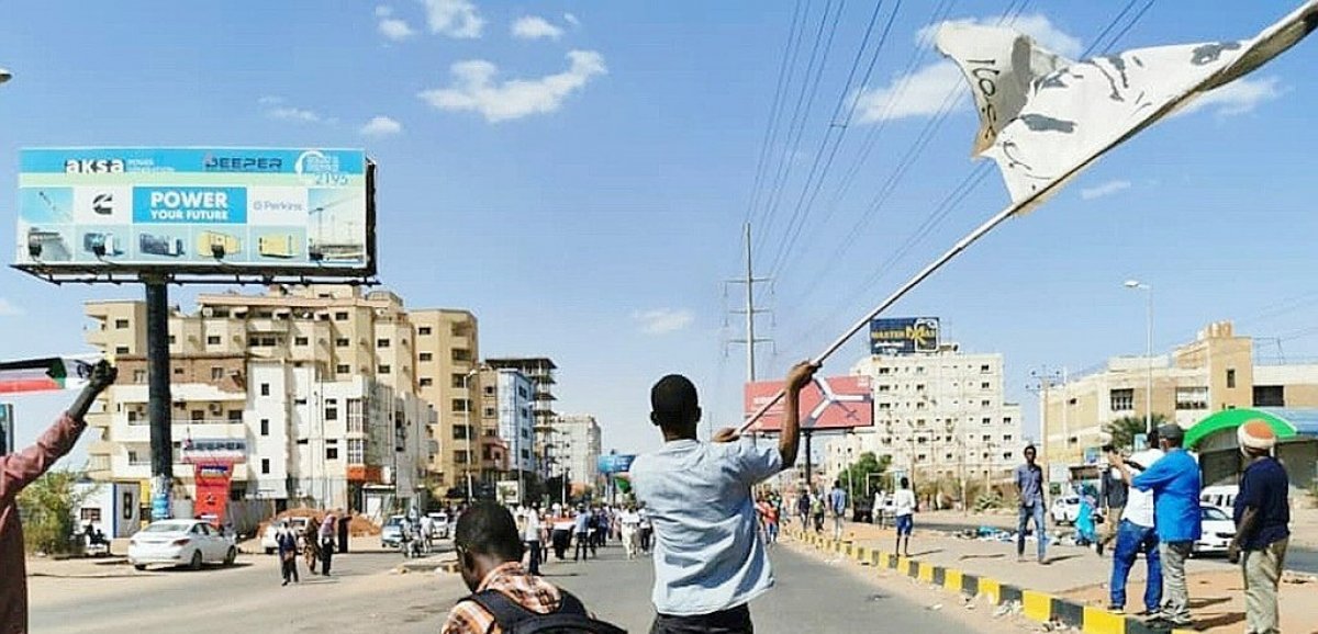 Une semaine après le putsch, les Soudanais maintiennent les barricades