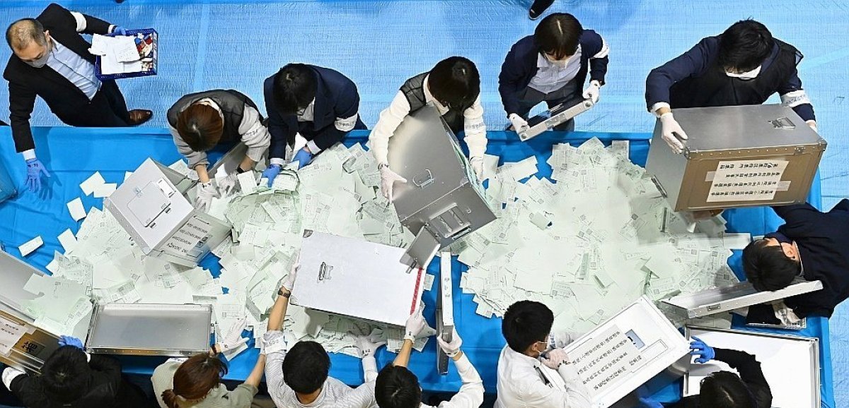 Législatives au Japon: la coalition au pouvoir en déclin mais devrait garder sa majorité