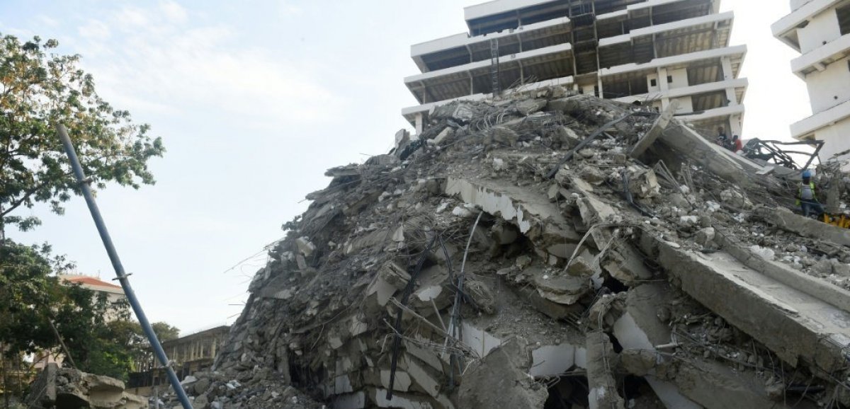 Immeuble effondré à Lagos: au moins 4 morts et des dizaines d'ouvriers toujours coincés