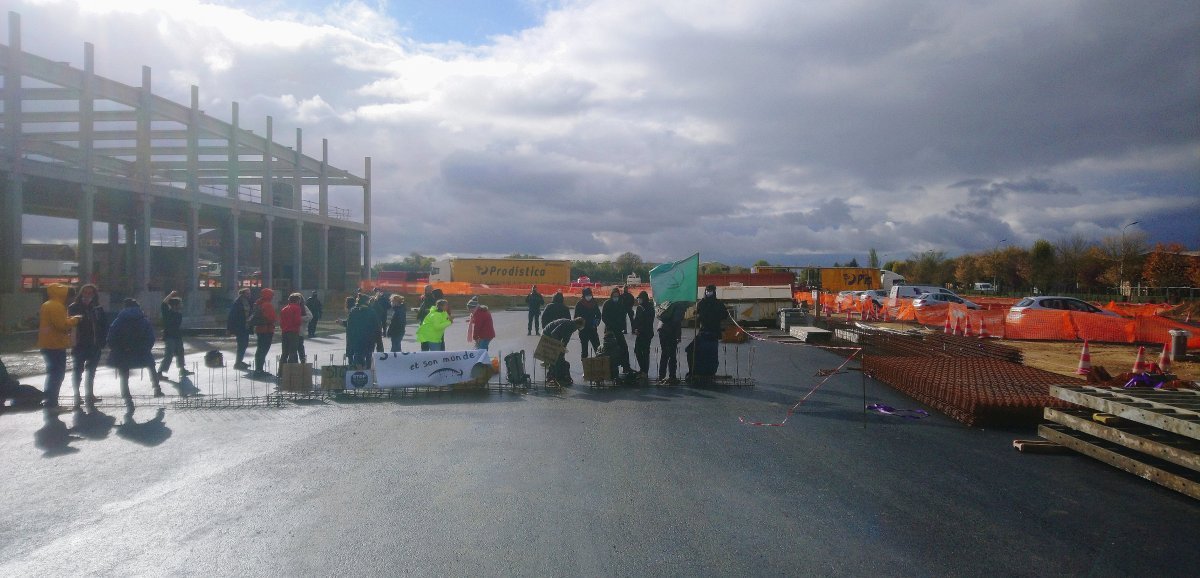Calvados. Des manifestants bloquent le chantier d'Amazon à Moult