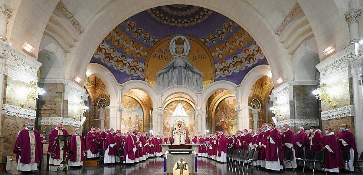 Pédocriminalité: les évêques reconnaissent "la responsabilité institutionnelle" de l'Eglise