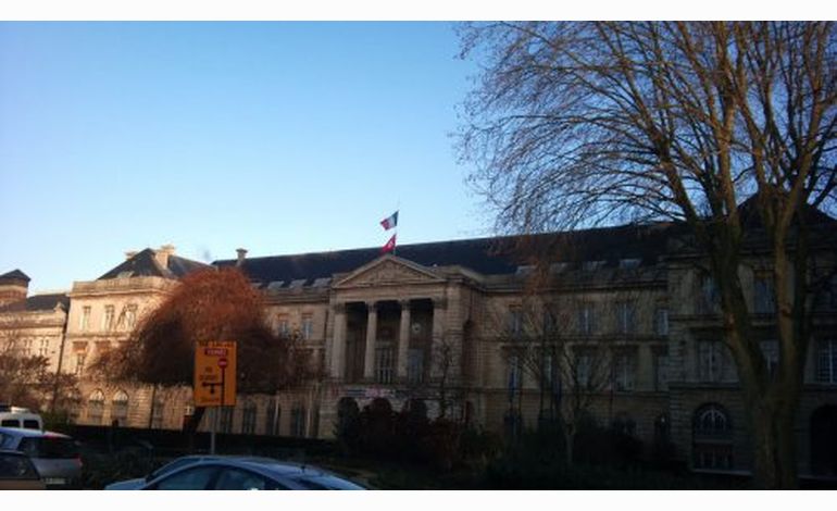 Drapeau tunisien à la mairie de Rouen : une "insulte" selon Vague normande