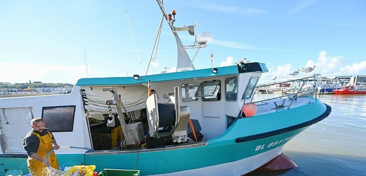 Critiqué, le gouvernement se défend de lâcher ses pêcheurs face à Londres