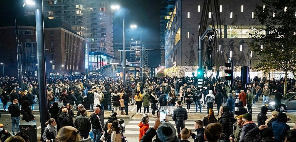Pays-Bas: une manifestation contres les restrictions sanitaires vire à l'émeute, plusieurs blessés