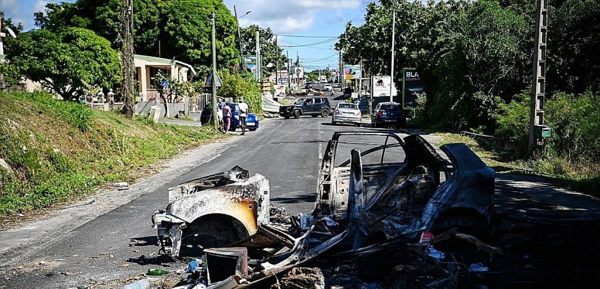 Violences en Guadeloupe: Macron appelle au calme, les élus reçus à Matignon
