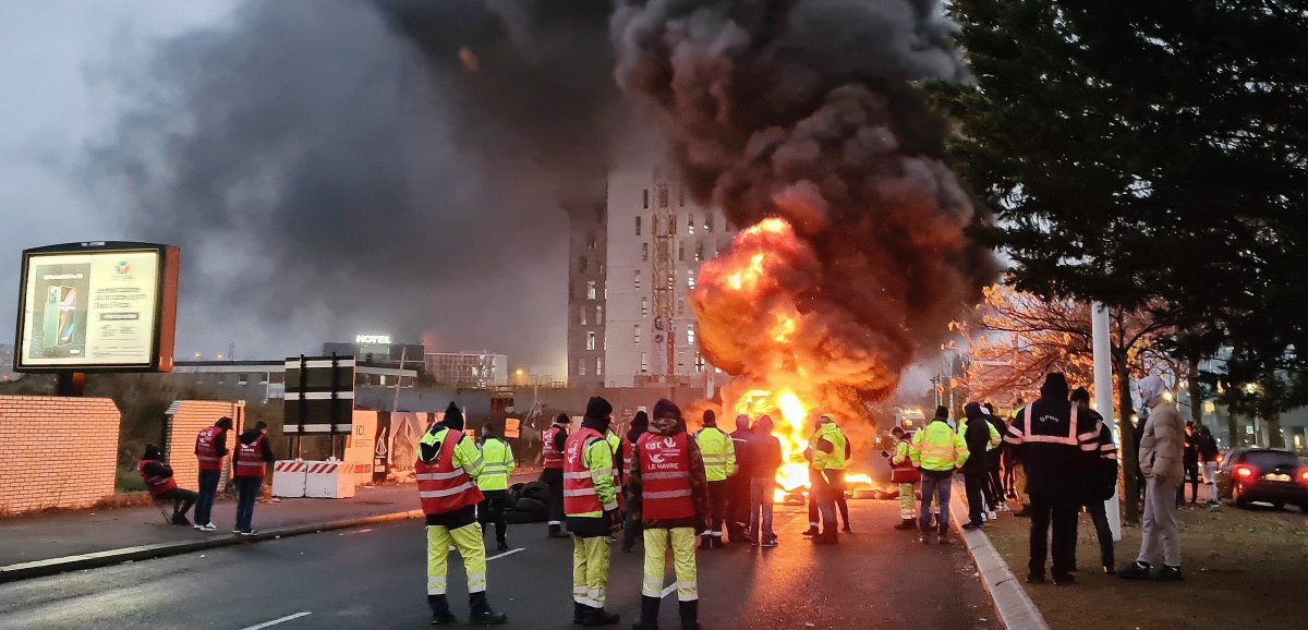 [Vidéo] Le Havre. Les agents portuaires en grève bloquent le quai Colbert