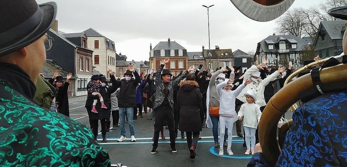 Étretat. Hauts-de-forme et flash mob pour rendre hommage à Maurice Leblanc