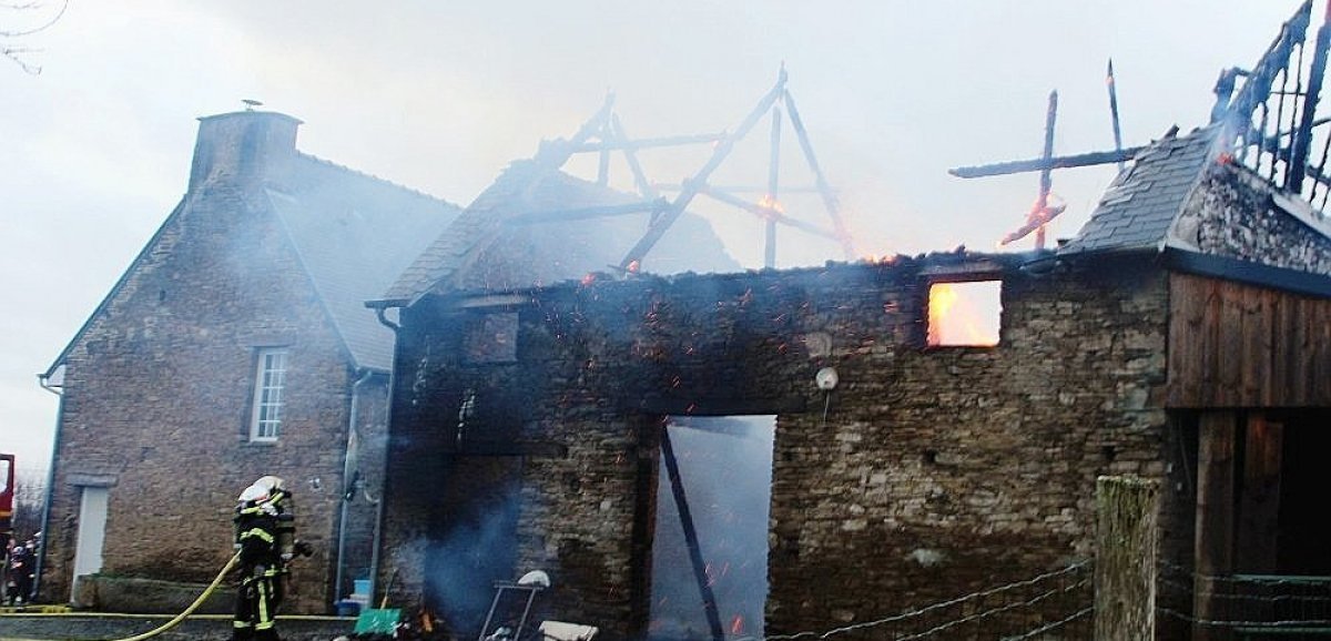 Saint-Jean-d'Elle. Un bâtiment agricole ravagé par les flammes