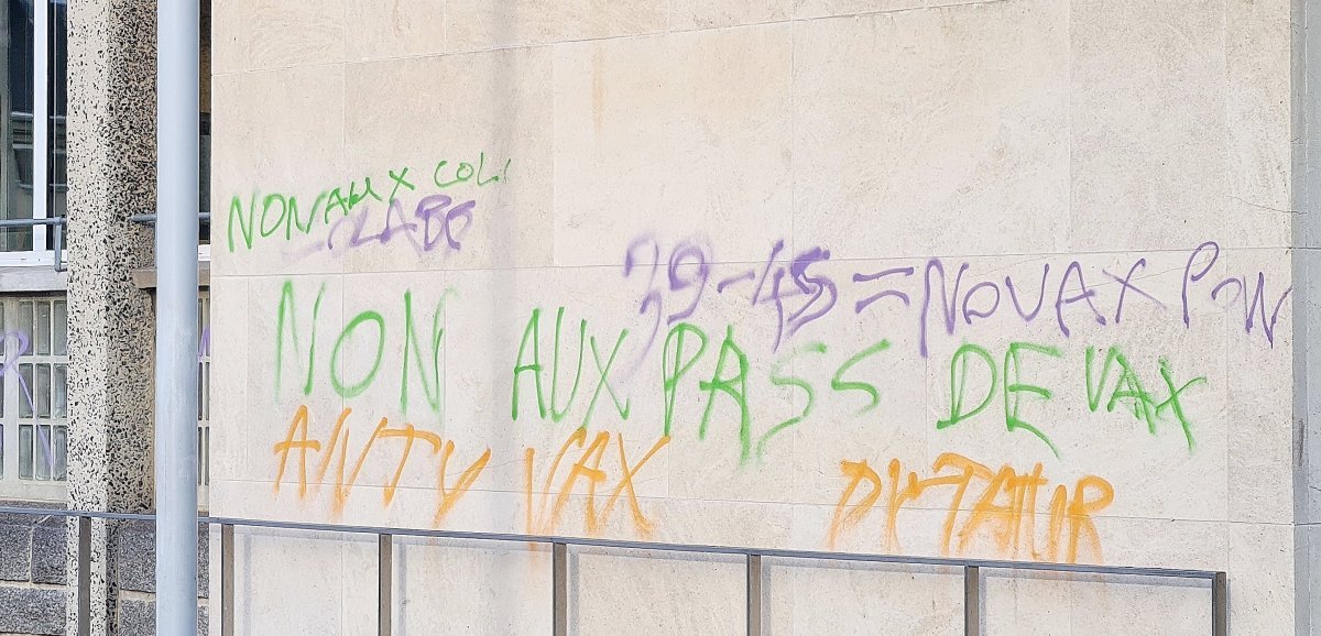 [Photos] Saint-Lô. La mairie taguée de messages contre le pass sanitaire