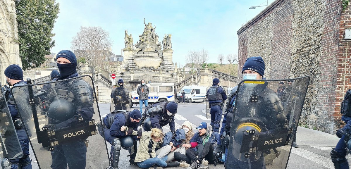 [Photos] Rouen. Les occupants des Jardins joyeux expulsés par les forces de l'ordre