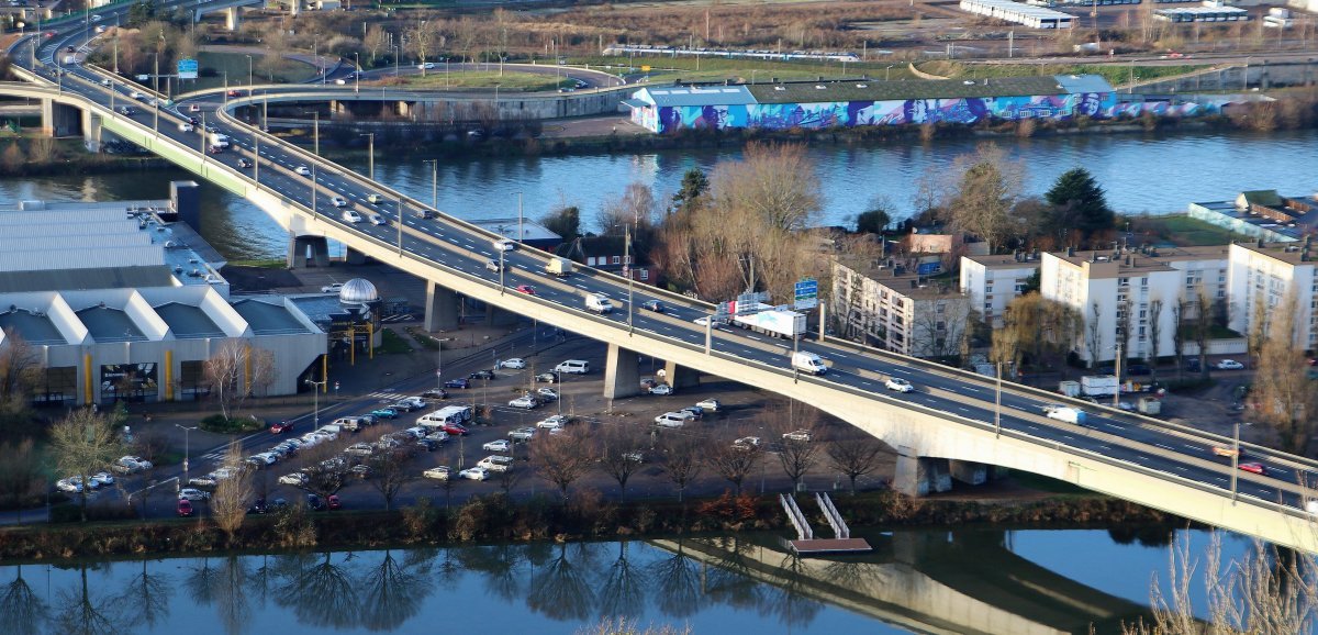 [Actualisé] Rouen. Après un accident sur le pont Mathilde, un rugbyman meurt en sautant du quatrième étage