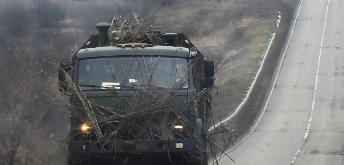 Près de la frontière ukrainienne, les soldats russes attendent