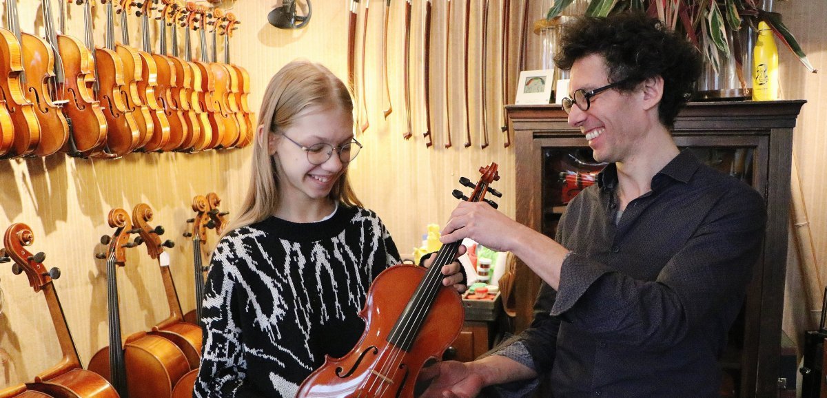 [Vidéo] Caen. Un luthier prête un violon à une adolescente ukrainienne 