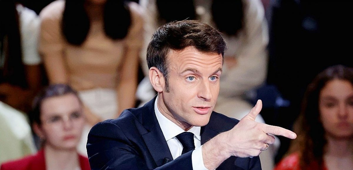 Présidentielle: Macron le candidat descend dans l'arène