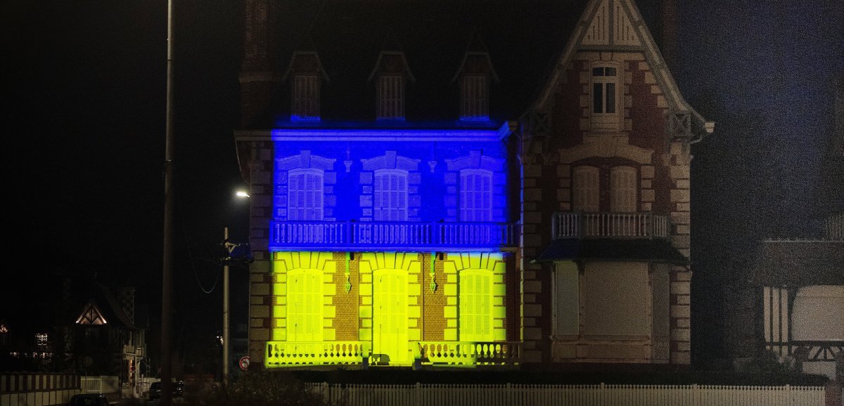Deauville. Une villa de l'Ambassade russe illuminée aux couleurs de l'Ukraine