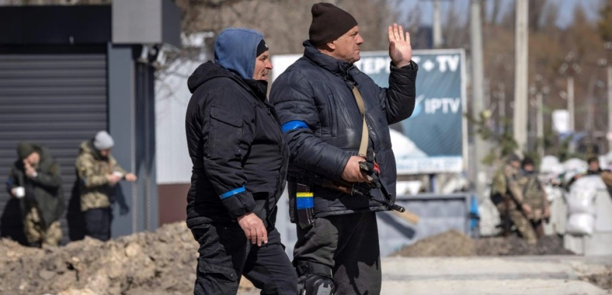 "Ils doivent se rendre ou mourir": un village près de Kiev tente de chasser les Russes