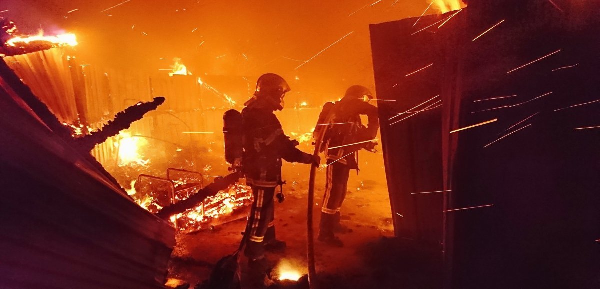 Orne. Un bâtiment agricole de 1 500 m2 détruit par les flammes