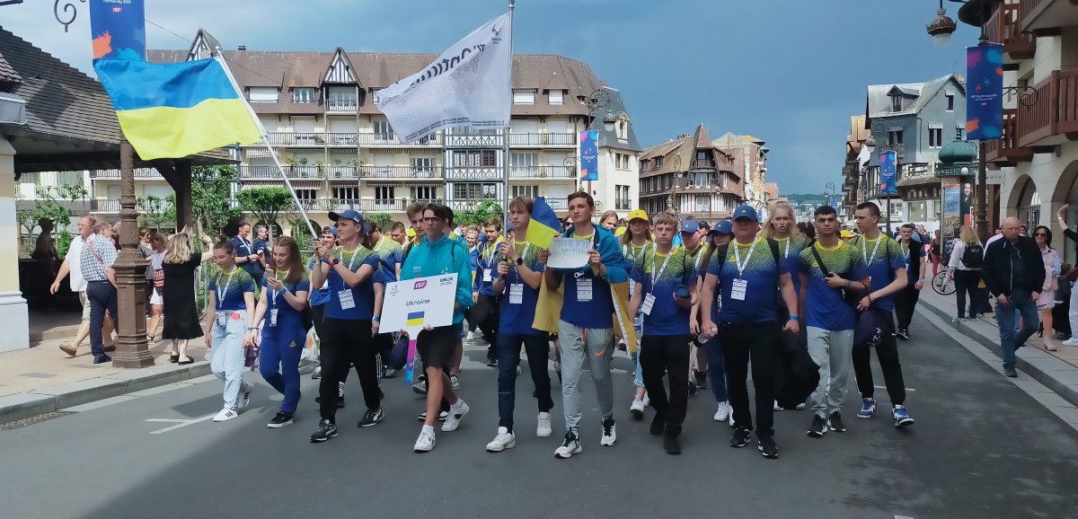 [Photos] Gymnasiade. Plus de 3 000 jeunes du monde entier défilent dans les rues de Deauville