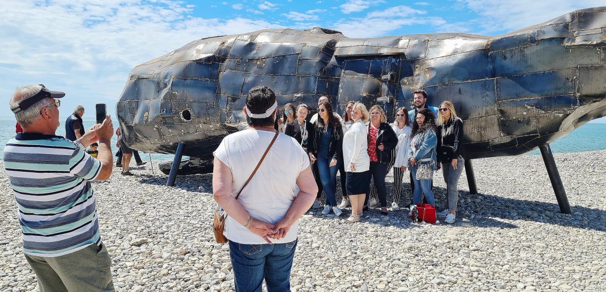 Le Havre. Sur la plage, un cachalot géant inspire les promeneurs