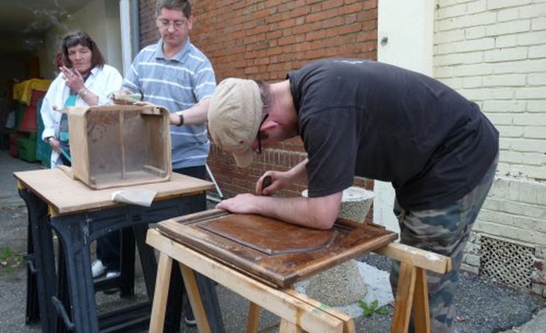 A l'Atelier, les anciens SDF restaurent des meubles et leur dignité