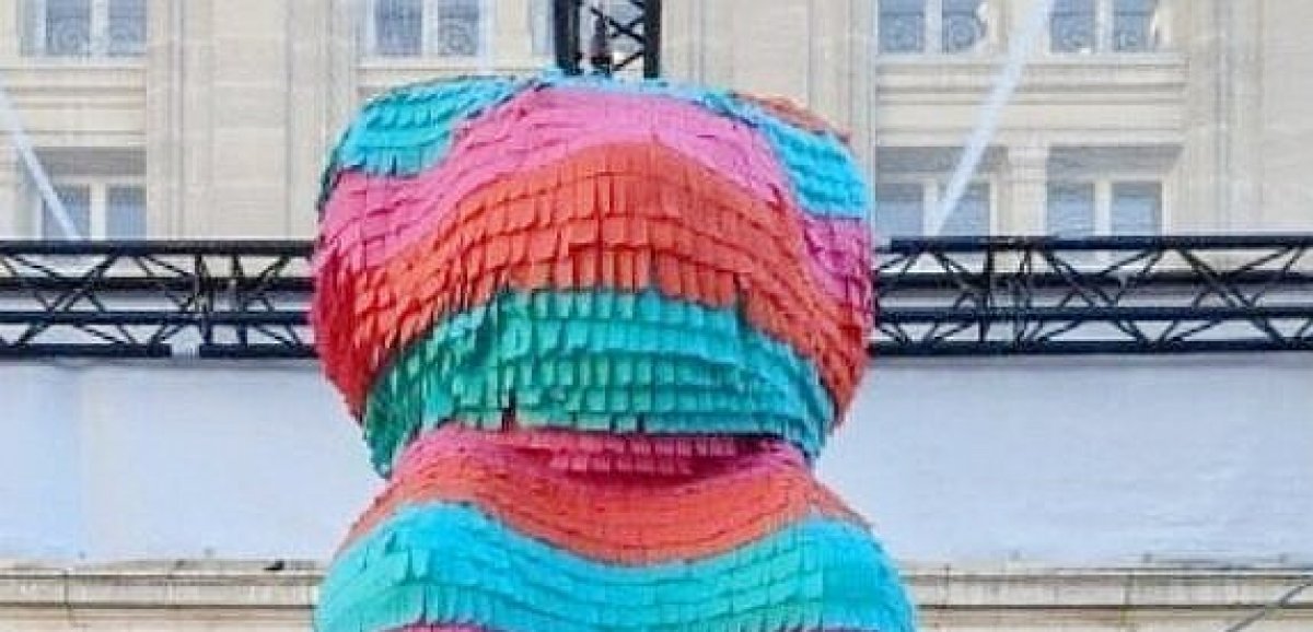Insolite. Une piñata géante s'installe sur le parvis d'une gare !