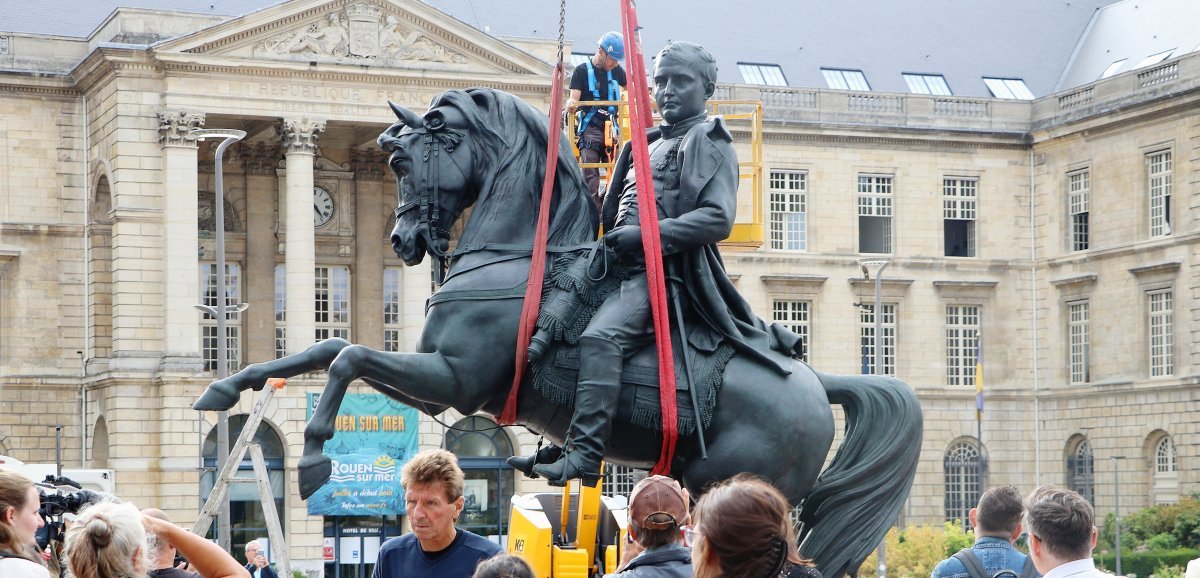 [Photos] Rouen. Retour de la statue de Napoléon après deux ans d'absence