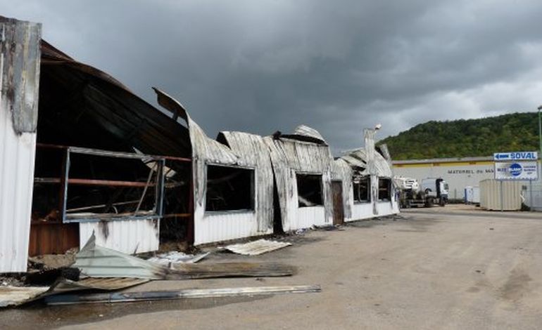 Incendie : un entrepôt ravagé à Saint-Etienne-du-Rouvray
