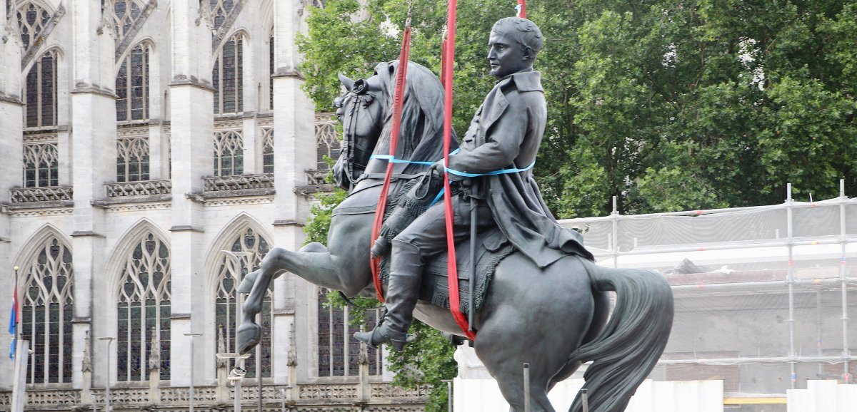 Rouen. Des bonapartistes célèbrent le retour de la statue de Napoléon