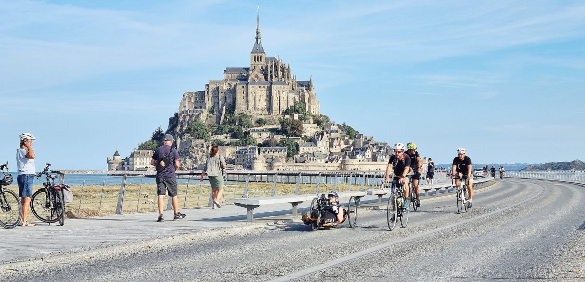 Le Mont-Saint-Michel. Ils enchaînent triathlons et paratriathlons pour battre le record du monde