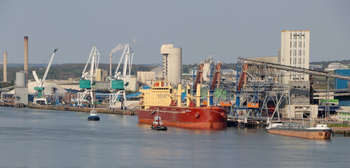Seine-Maritime. Un bateau transportant des débris métalliques prend feu à Rouen