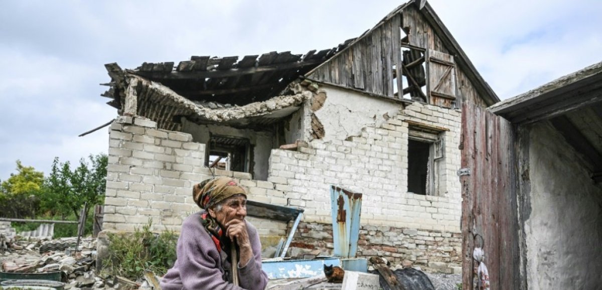 Dans un village fantôme du Donbass, deux survivants après les combats