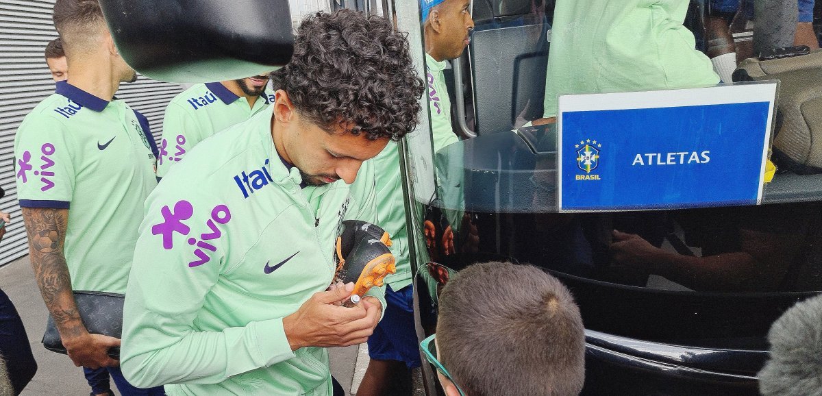 [Vidéo & photos] Football. Selfie, autographes… Les stars du Brésil courtisées au Havre