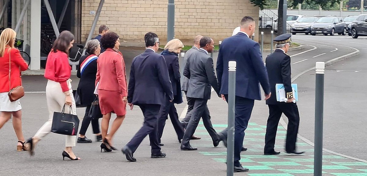 Enseignante agressée à Caen. Le ministre de l'Éducation nationale Pap Ndiaye est arrivé au lycée Malherbe