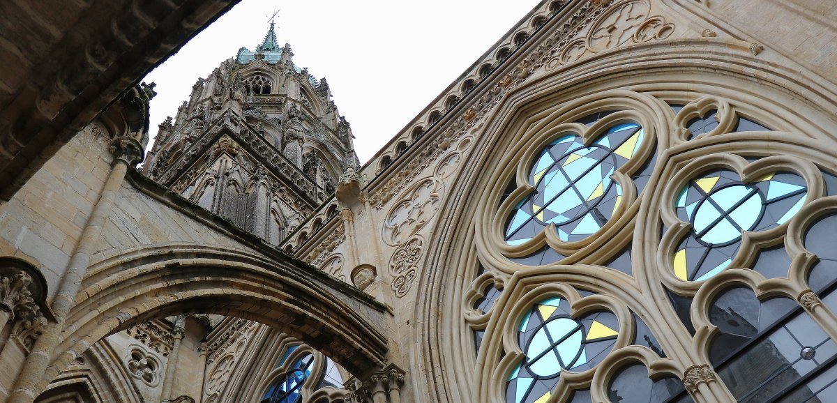 [Photos] Cathédrale de Bayeux. Les travaux et la pose des nouveaux vitraux avancent bien