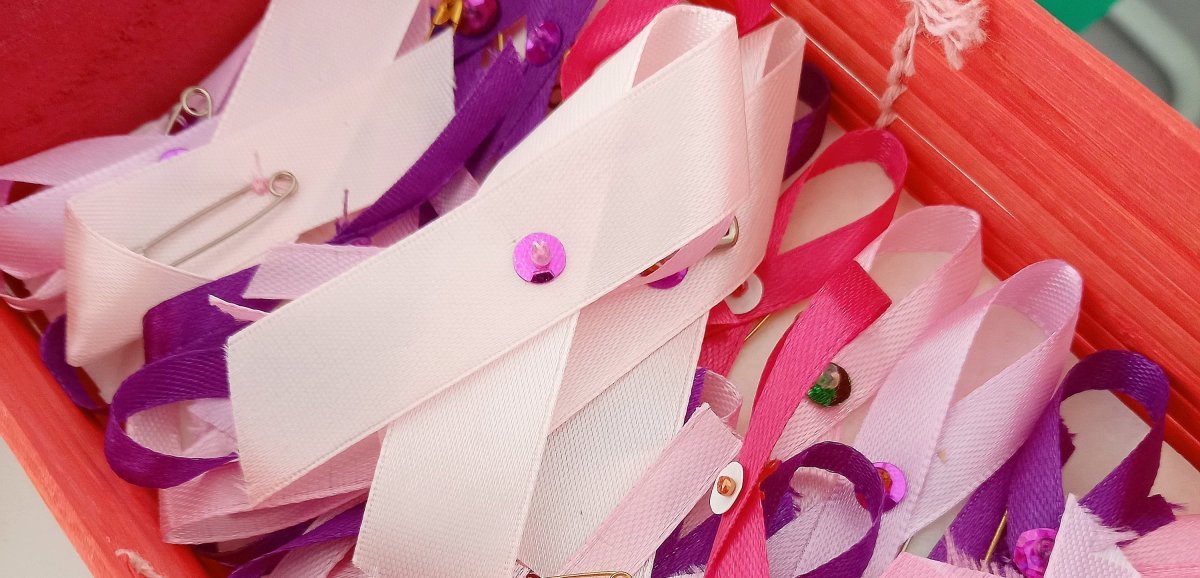 Argentan. Pour Octobre rose, elle fabrique 4 000 rubans contre le cancer du sein
