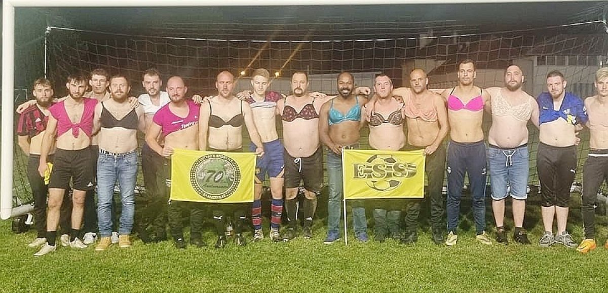 Près de Caen. Les joueurs de ce club de foot posent en soutien-gorge pour Octobre rose