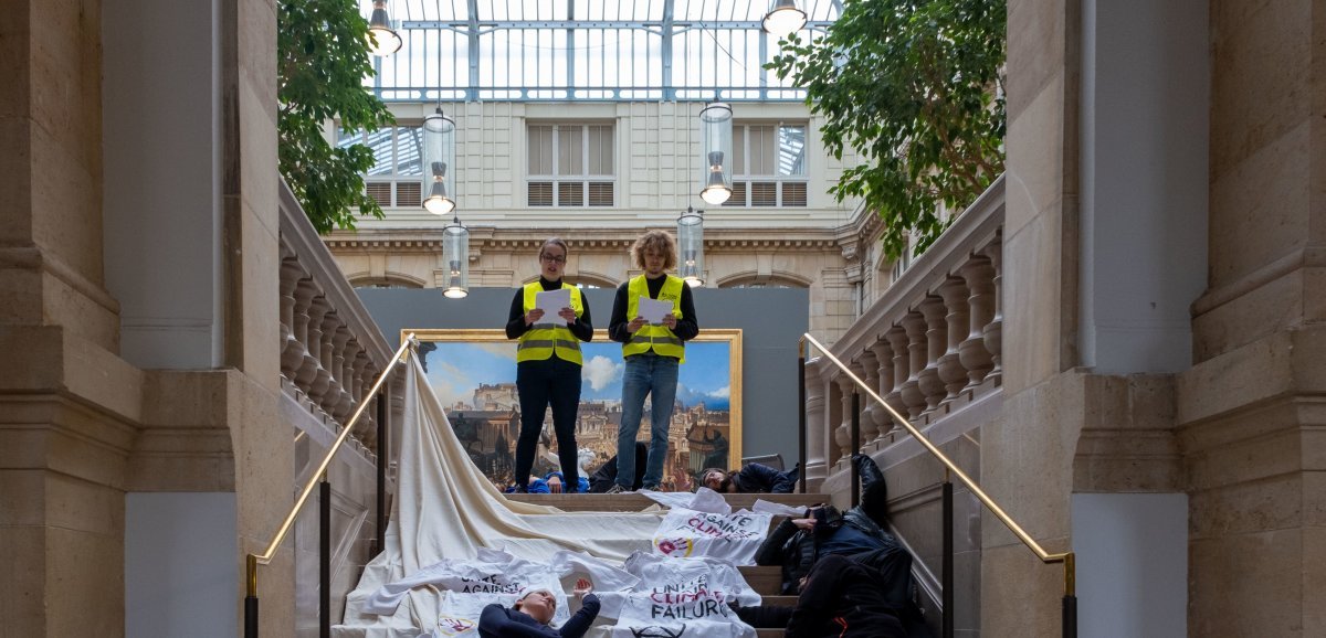 [Photos] Rouen. Action coup poing pour le climat au musée des Beaux-Arts