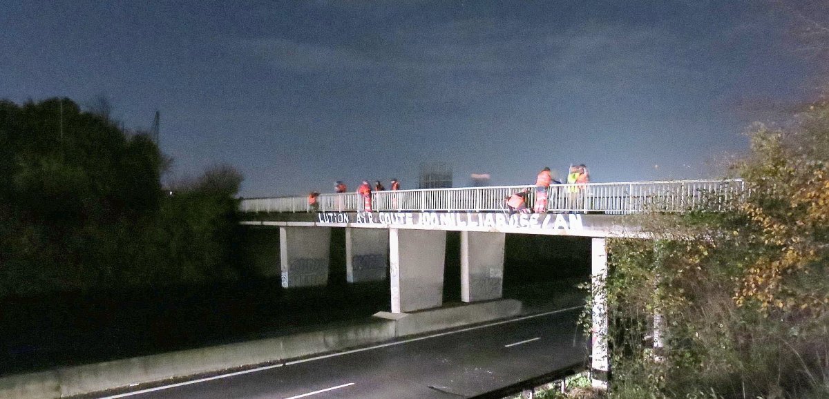 Près de Caen. Deux ponts de l'agglomération tagués par des militants écologistes