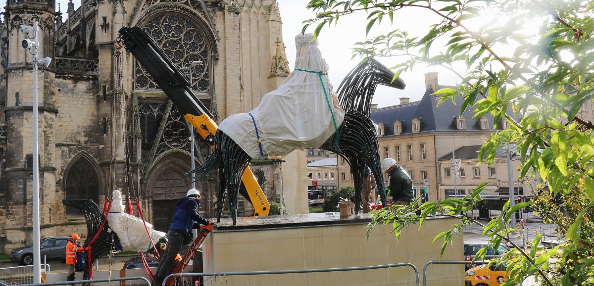 [Photos] Caen. Des statues de Guillaume et Mathilde installées devant le château