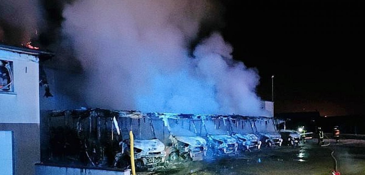 Seine-Maritime . Incendie spectaculaire à Yvetot, sept minibus prennent feu dans un dépôt