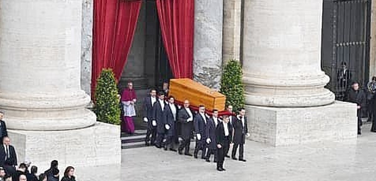 Saint-Hilaire-du-Harcouët. Obsèques de Benoît XVI : un moment historique pour un prêtre manchois présent à Rome.