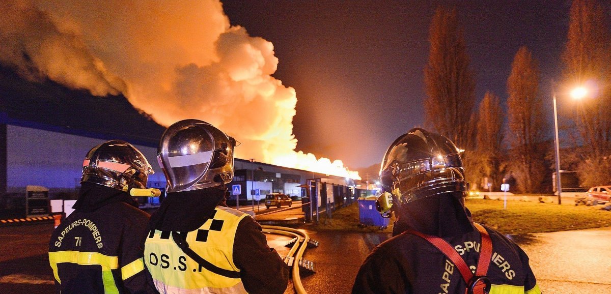 [Photos+vidéo] Grand-Couronne. Les images impressionnantes de l'incendie de Bolloré Logistics