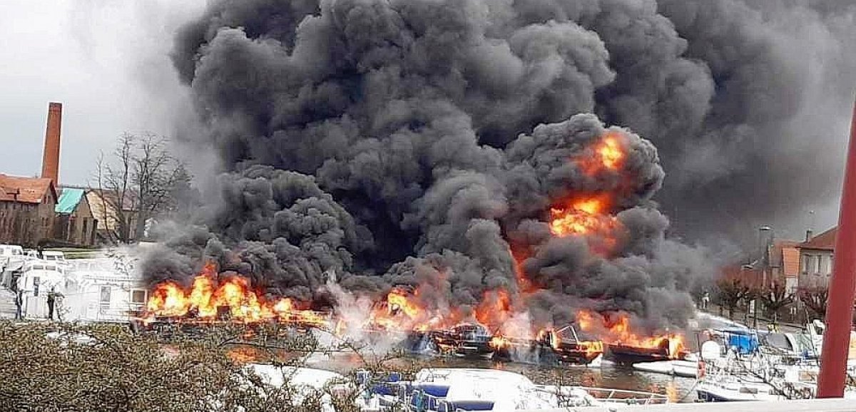 Incendie. Une dizaine de bateaux détruits par les flammes en Saône-et-Loire