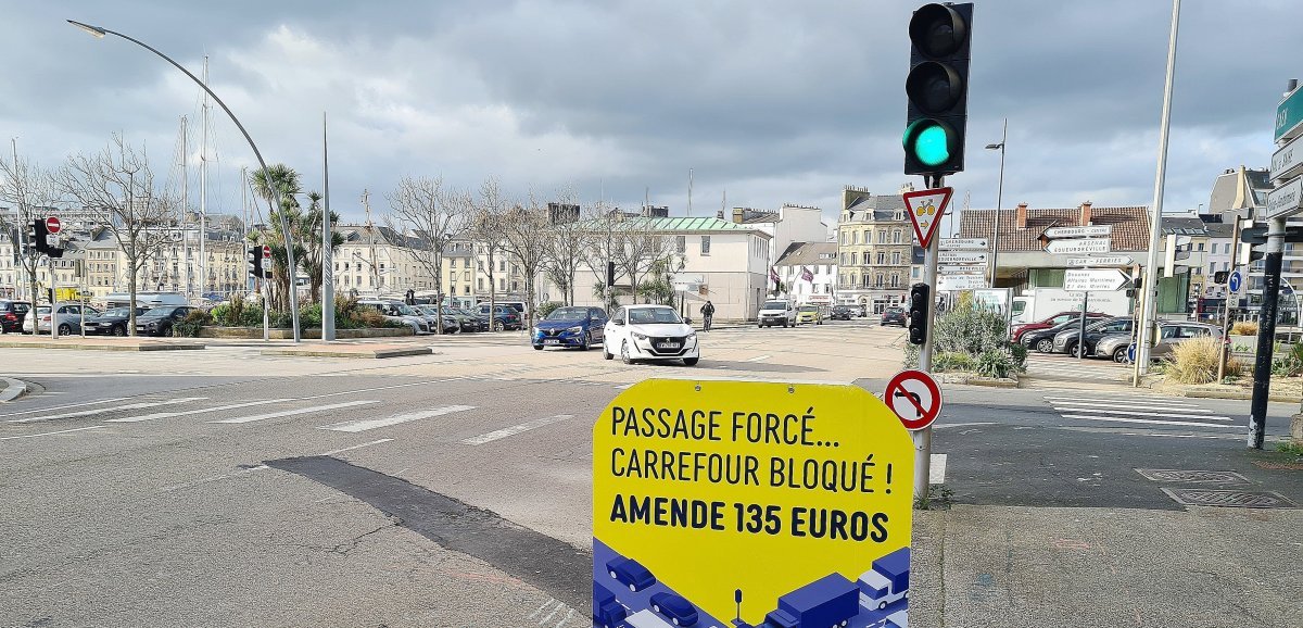 Cherbourg-en-Cotentin. Passage forcé à un carrefour bloqué : attention à l'amende de 135 € !