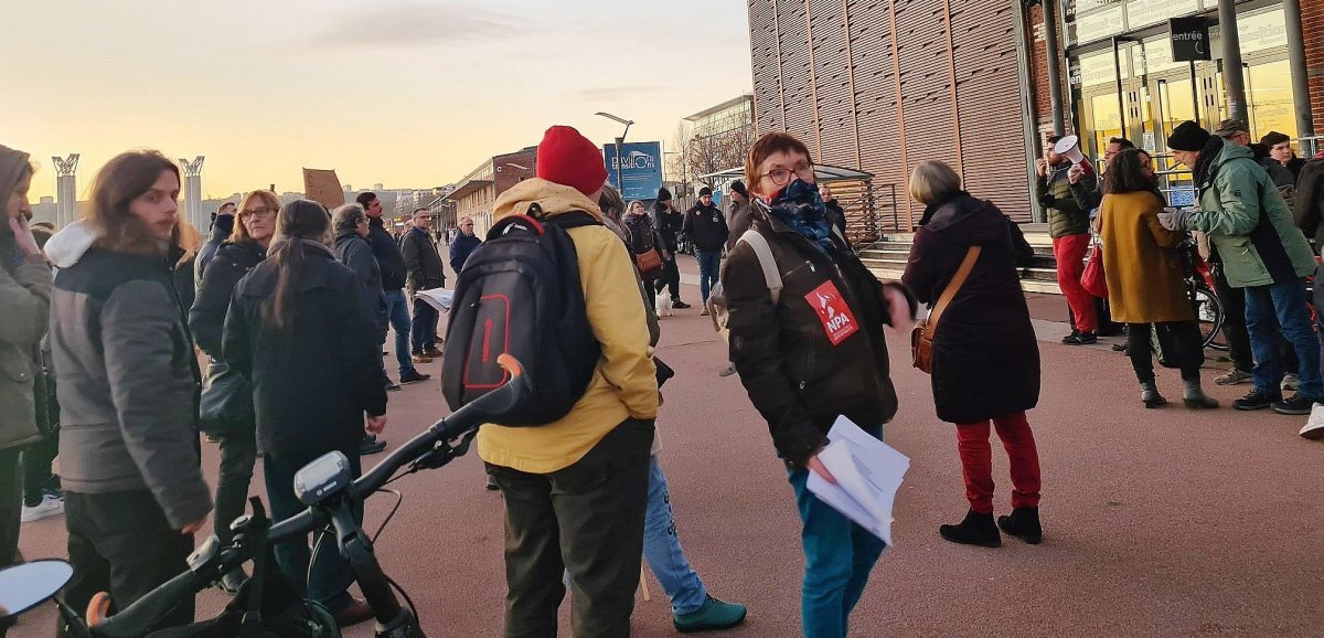 Rouen. ZFE : des manifestants se mobilisent devant le Pavillon des transitions