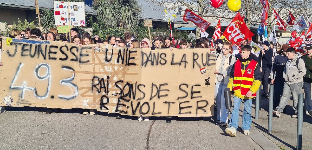 [Photos + vidéo] Cherbourg. Retraites : mobilisation en baisse, le cortège emmené par les jeunes
